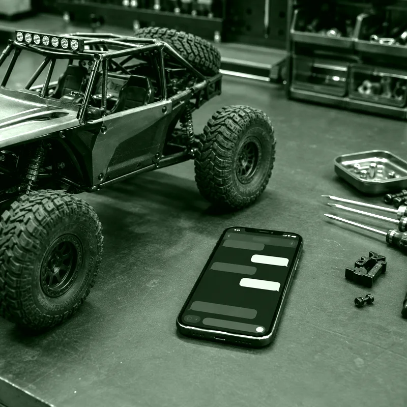 Auto RC y teléfono preparados para contactar al taller