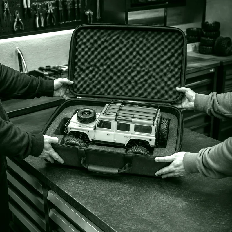 Persona retirando un auto RC terminado en su caja protectora