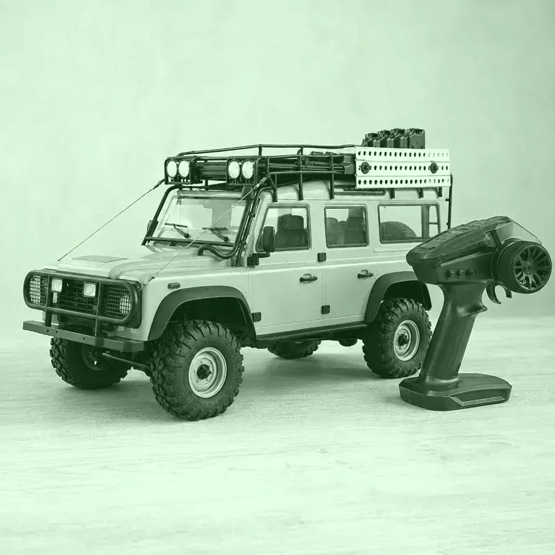 Auto RC y control remoto listos para rodar sobre una mesa